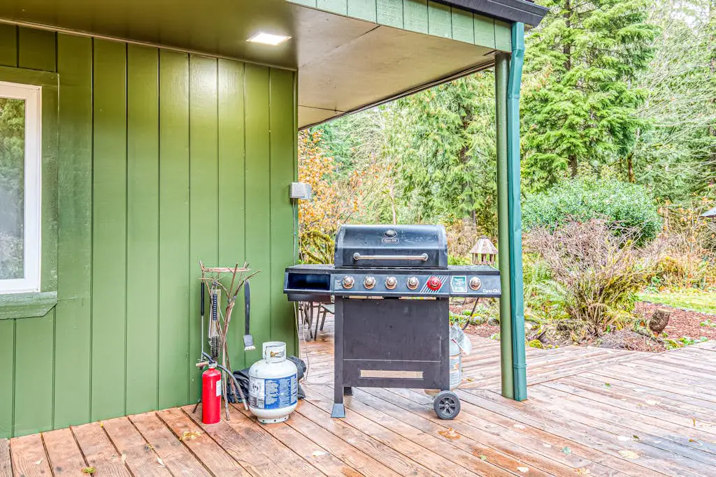 Remodeled home with large yard & kitchen in lovely forest setting - dog-friendly