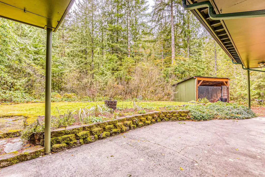 Remodeled home with large yard & kitchen in lovely forest setting - dog-friendly