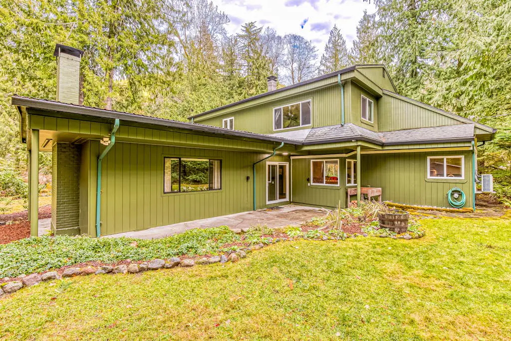 Remodeled home with large yard & kitchen in lovely forest setting - dog-friendly