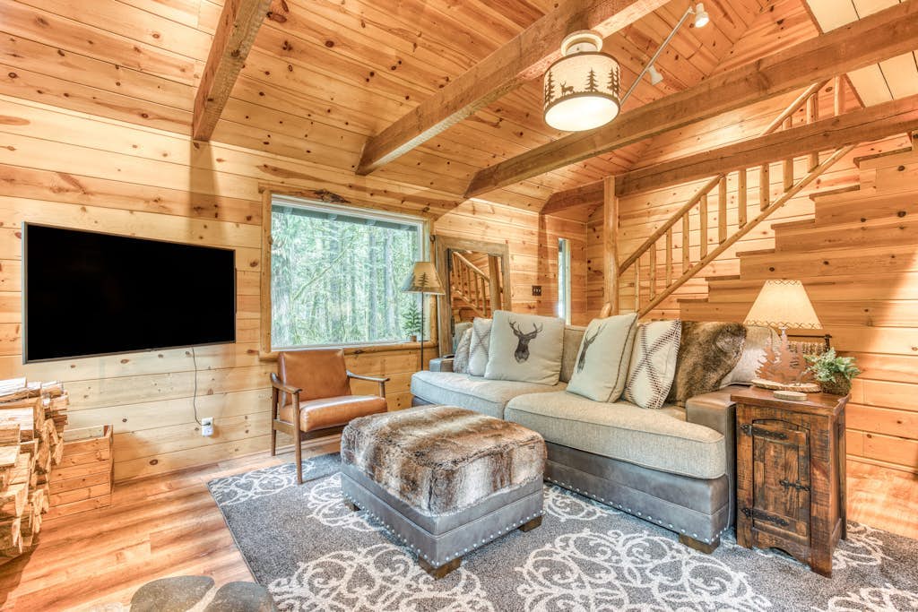 2-story mountain cabin with loft and fireplace, deck, streaming, washer/dryer