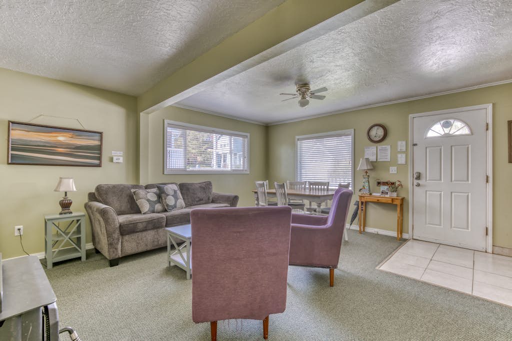 Artistic Getaway with Entertainment, Beach Nearby - Dogs OK