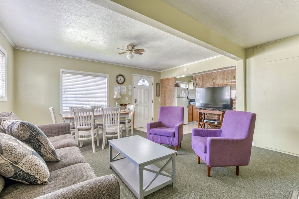 Artistic Getaway with Entertainment, Beach Nearby - Dogs OK