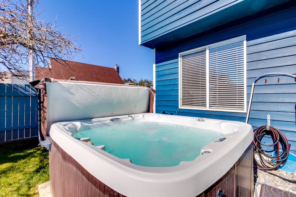 Modern home 3 blocks from beach with private hot tub & cozy fireplace