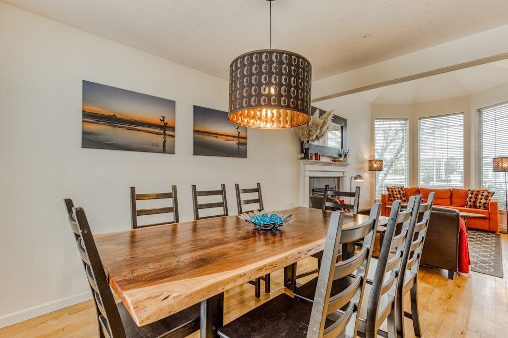 Modern home 3 blocks from beach with private hot tub & cozy fireplace
