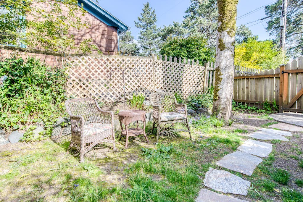 Charming Dog-Friendly Cottage with AC, Washer/Dryer, Gas Grill, Easy Beach Access