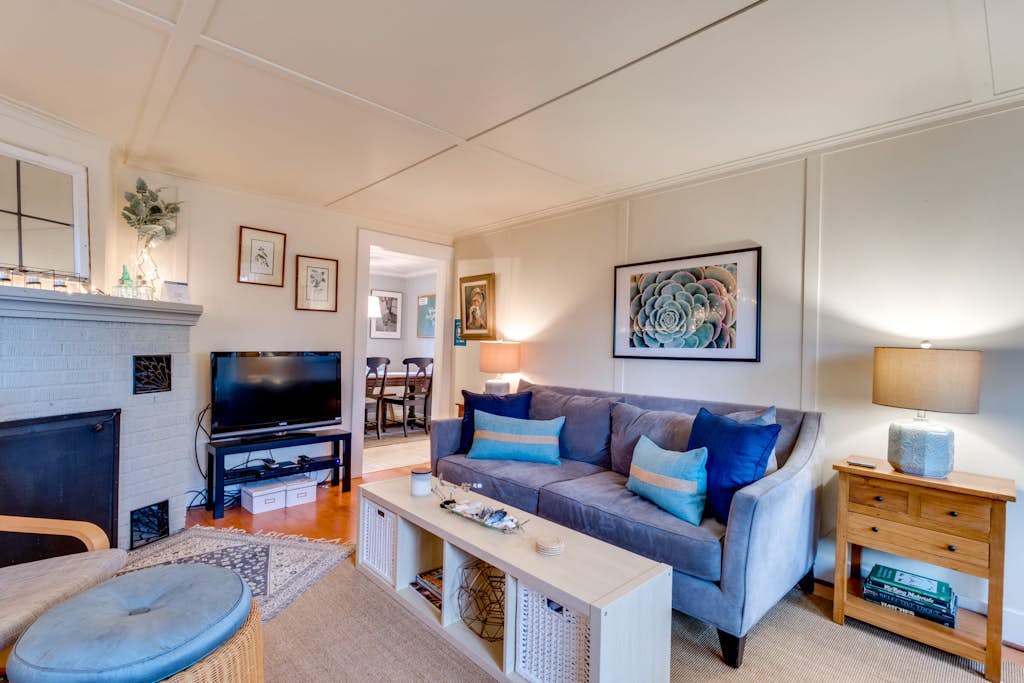 Charming Dog-Friendly Cottage with AC, Washer/Dryer, Gas Grill, Easy Beach Access