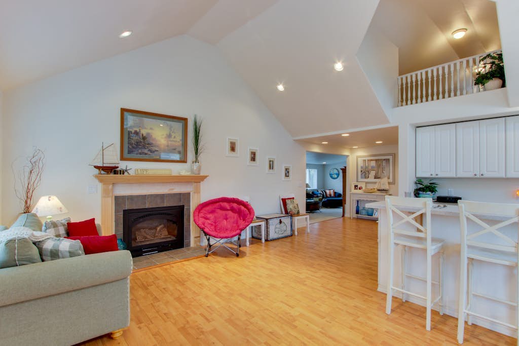 Lakeview Family-Friendly Home  - Just a Block to Sunset Beach Access