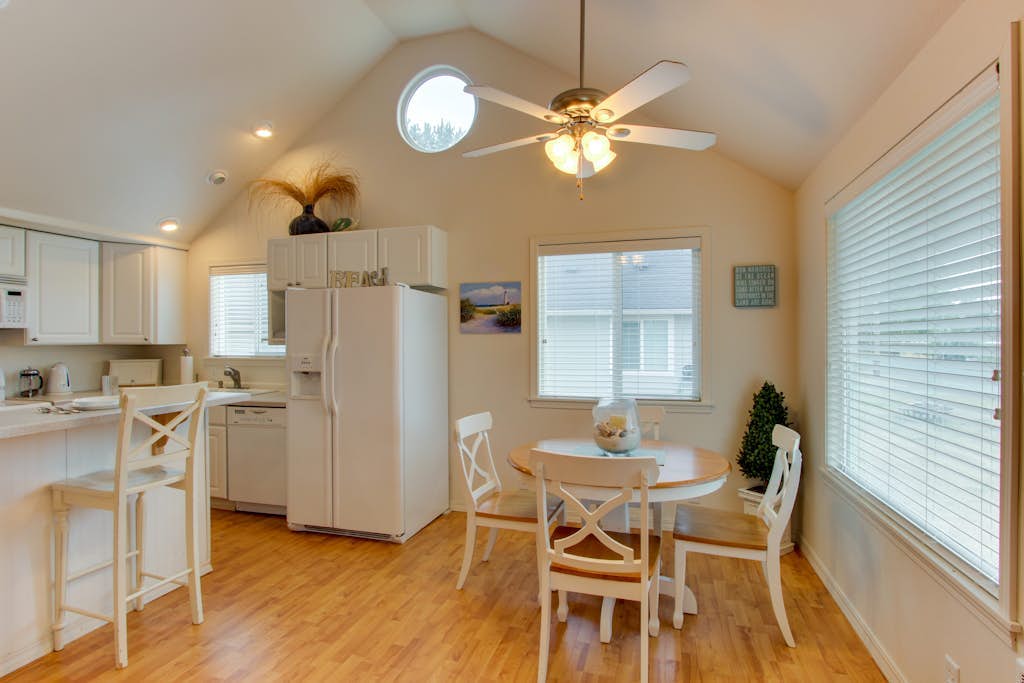 Lakeview Family-Friendly Home  - Just a Block to Sunset Beach Access