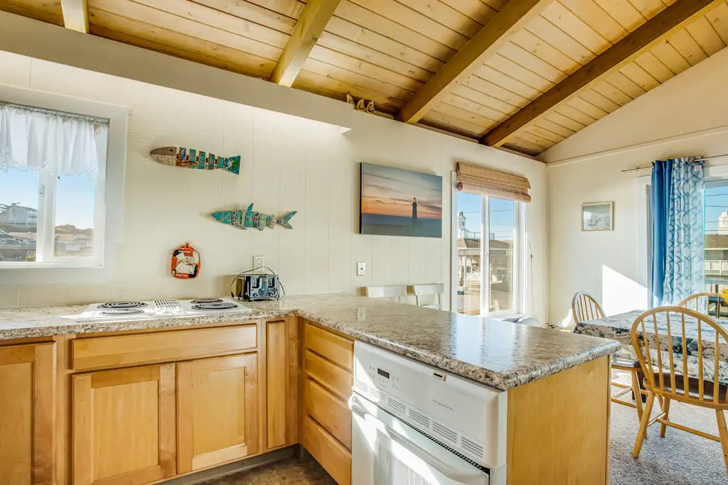 Dog-Friendly Oceanview Duplex with Beach Access - Walk to Nye Beach Shops