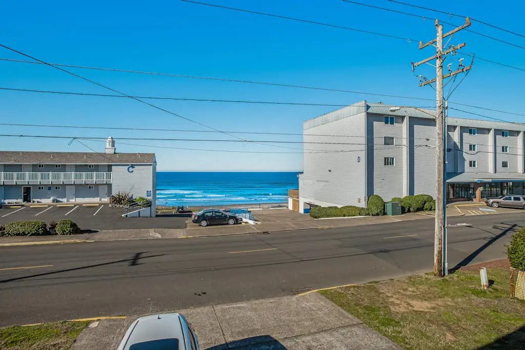 Dog-Friendly Oceanview Duplex with Beach Access - Walk to Nye Beach Shops