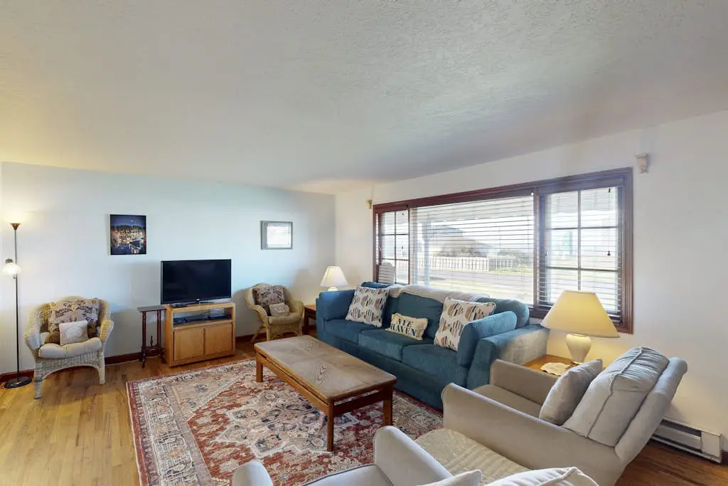 Charming Dog-Friendly Condo with Ocean View - Close to Beach & Nye Shops