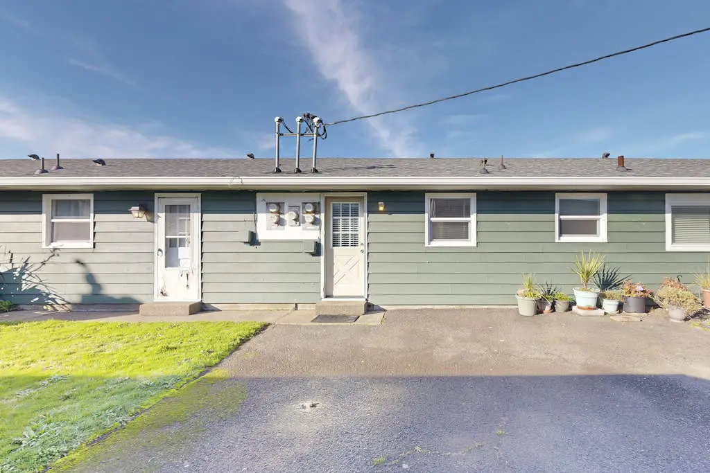 Charming Dog-Friendly Condo with Ocean View - Close to Beach & Nye Shops