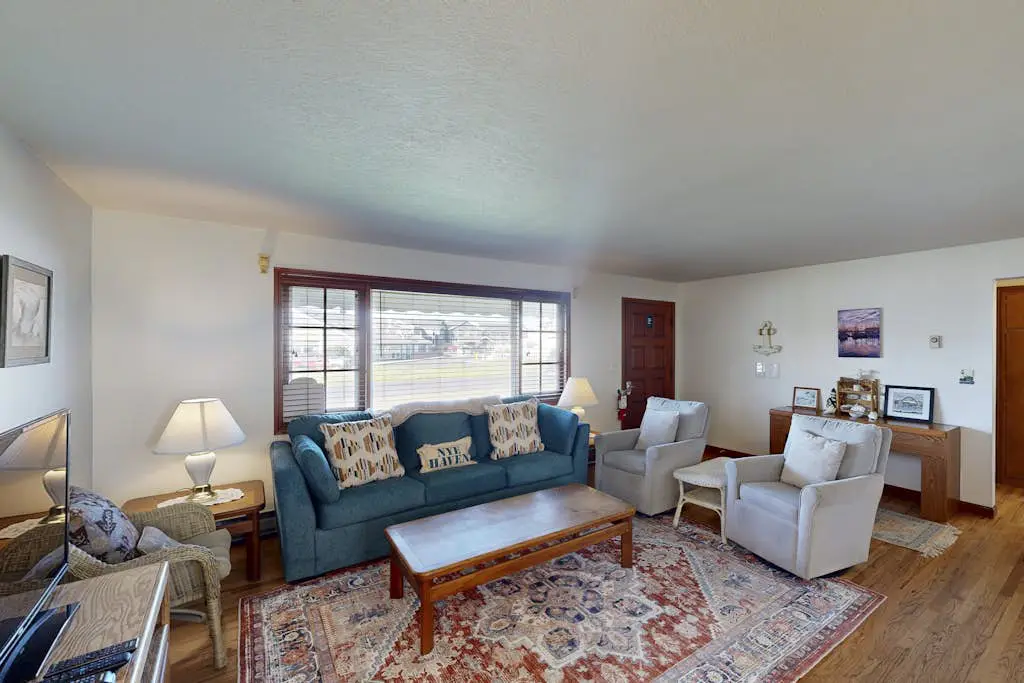 Charming Dog-Friendly Condo with Ocean View - Close to Beach & Nye Shops