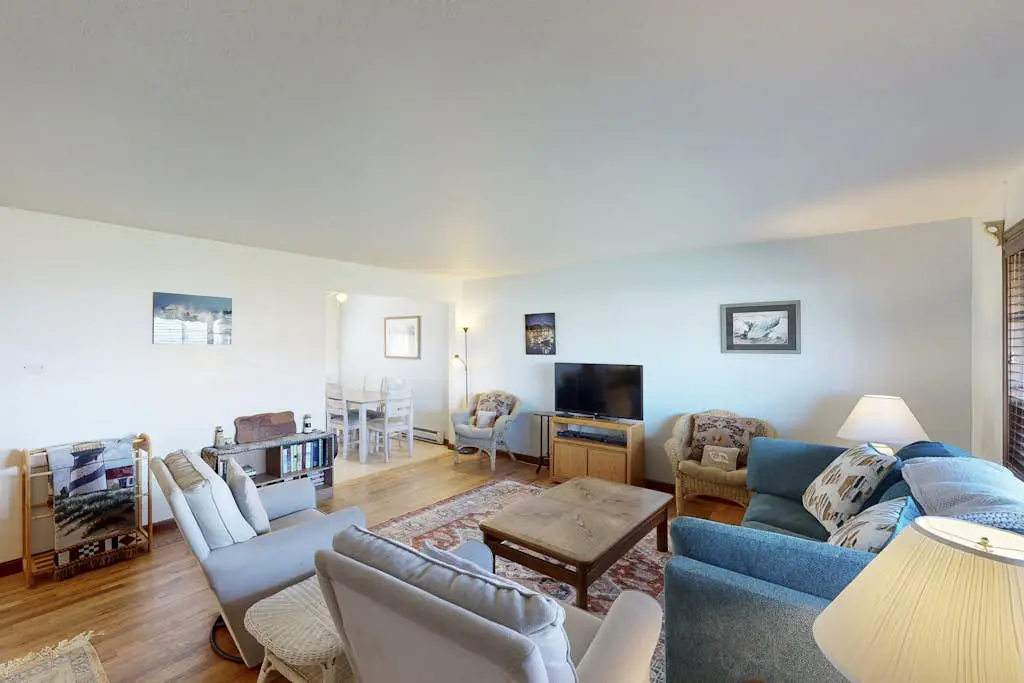 Charming Dog-Friendly Condo with Ocean View - Close to Beach & Nye Shops