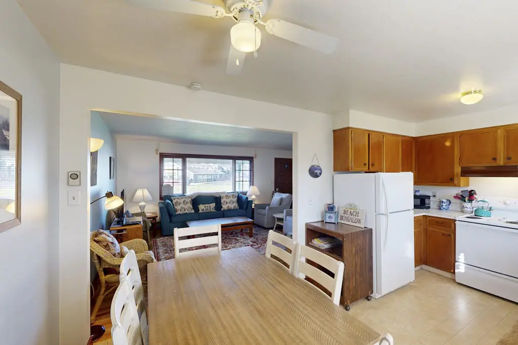 Charming Dog-Friendly Condo with Ocean View - Close to Beach & Nye Shops