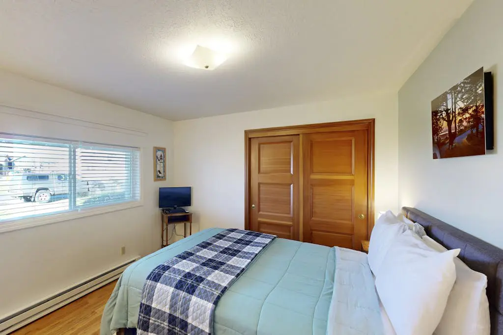 Charming Dog-Friendly Condo with Ocean View - Close to Beach & Nye Shops