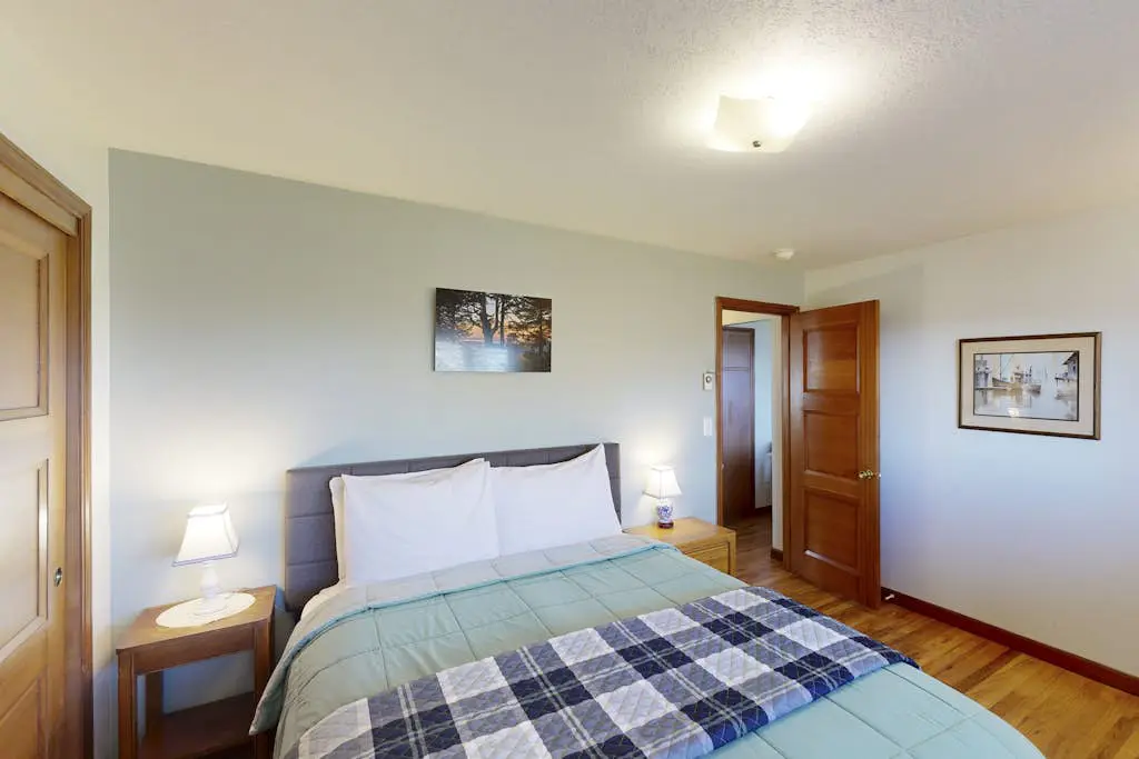 Charming Dog-Friendly Condo with Ocean View - Close to Beach & Nye Shops