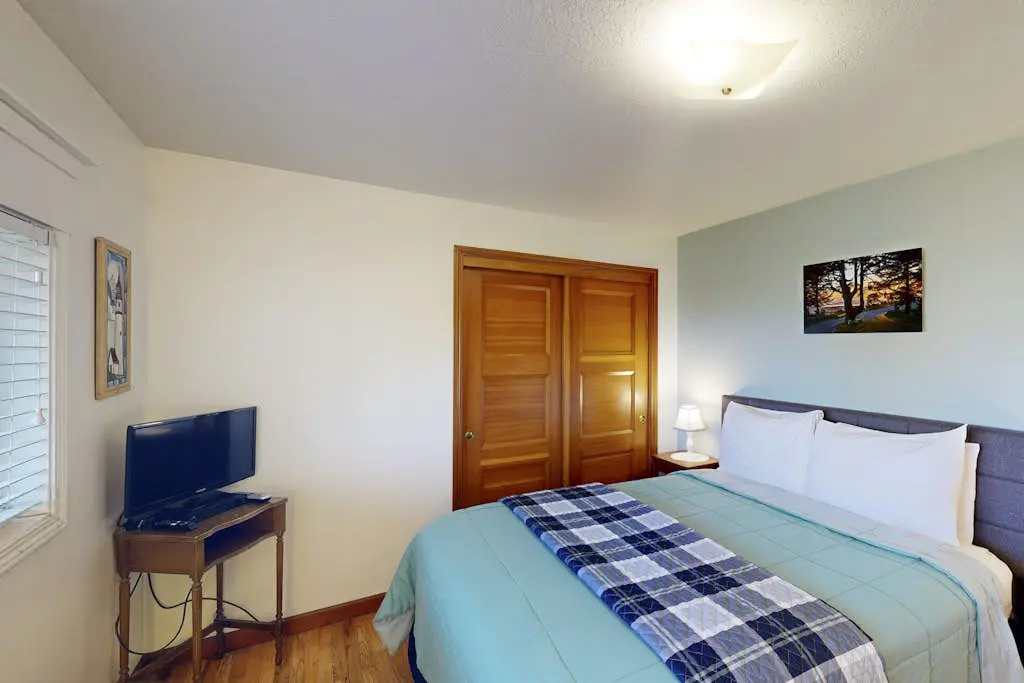Charming Dog-Friendly Condo with Ocean View - Close to Beach & Nye Shops