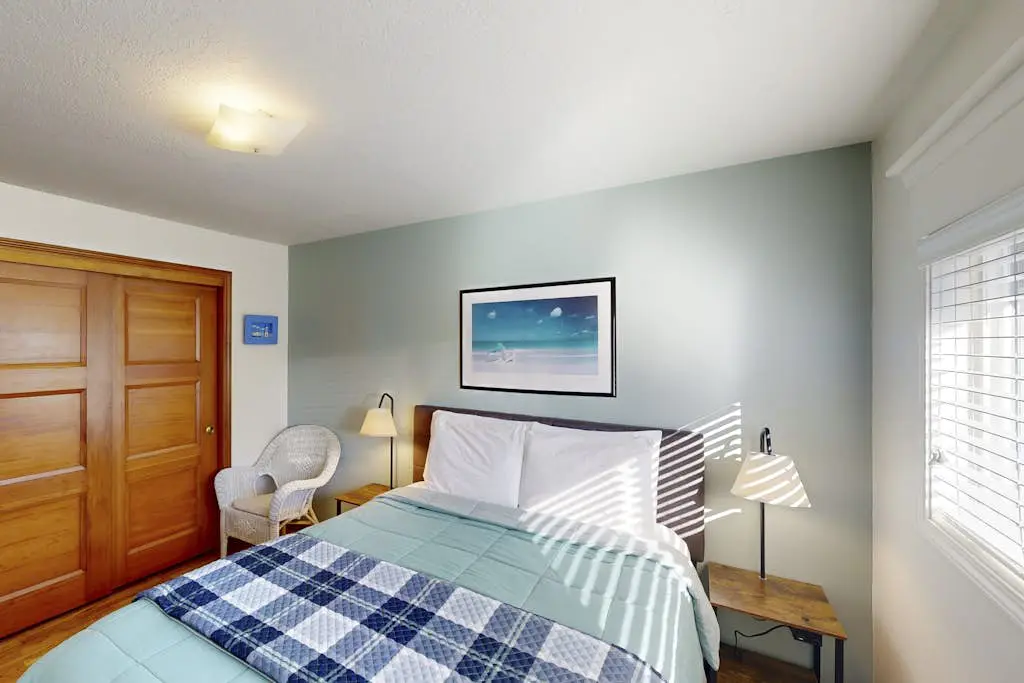 Charming Dog-Friendly Condo with Ocean View - Close to Beach & Nye Shops