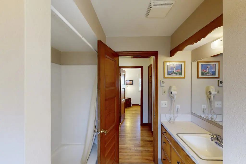 Charming Dog-Friendly Condo with Ocean View - Close to Beach & Nye Shops