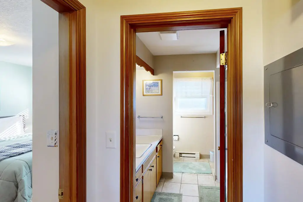 Charming Dog-Friendly Condo with Ocean View - Close to Beach & Nye Shops