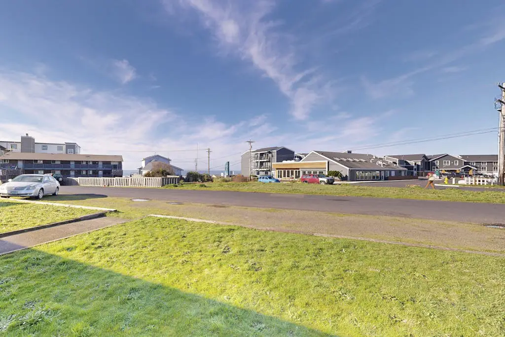 Charming Dog-Friendly Condo with Ocean View - Close to Beach & Nye Shops
