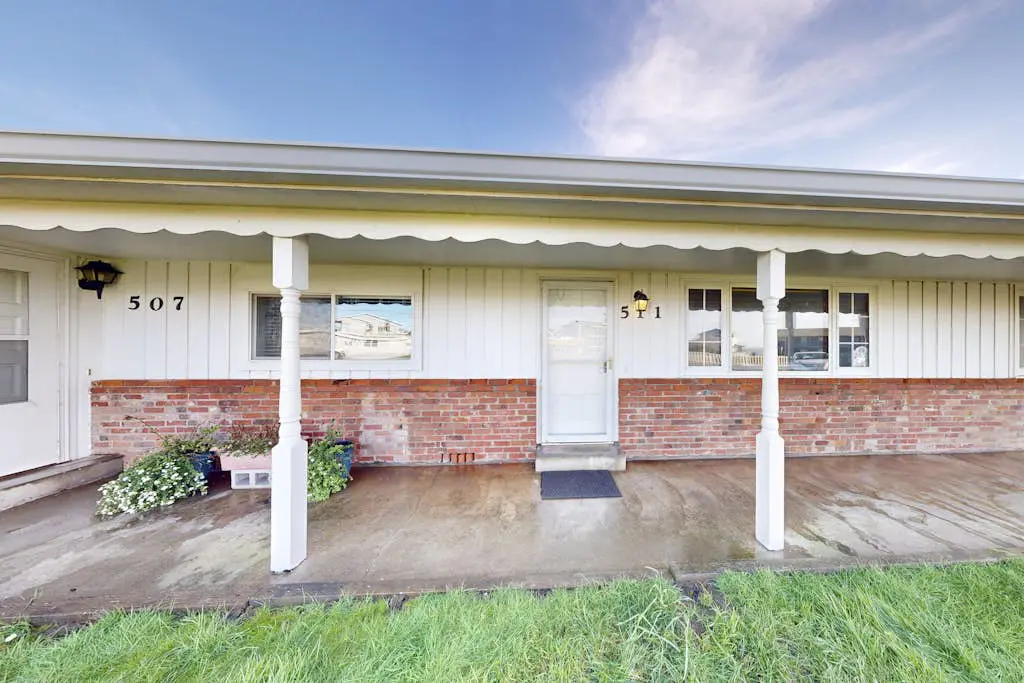 Charming Dog-Friendly Condo with Ocean View - Close to Beach & Nye Shops