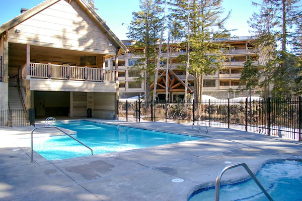 Beautiful penthouse condo w/shared pool & hot tub - amazing views & free WiFi