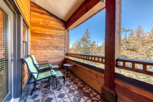 Beautiful penthouse condo w/shared pool & hot tub - amazing views & free WiFi