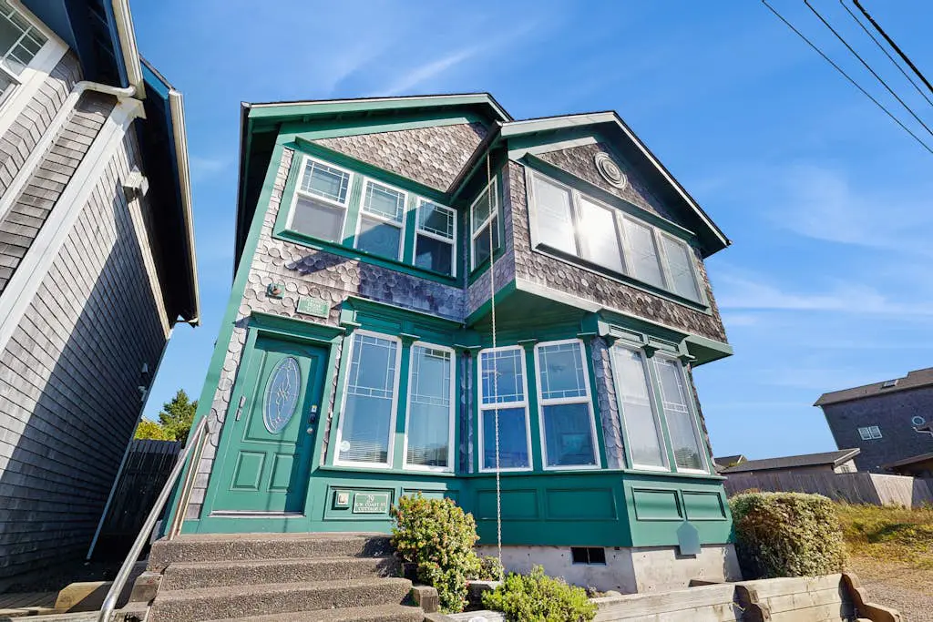 Ocean view homes with hot tubs, enclosed yard, fireplace - 1 block to the beach