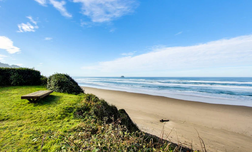 Comfy oceanfront home three blocks to the beach with amazing views - dogs OK