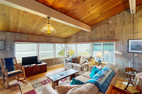 Comfy oceanfront home three blocks to the beach with amazing views - dogs OK