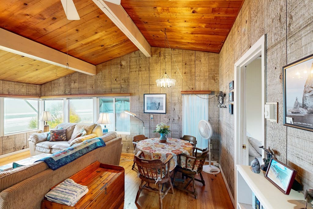 Comfy oceanfront home three blocks to the beach with amazing views - dogs OK