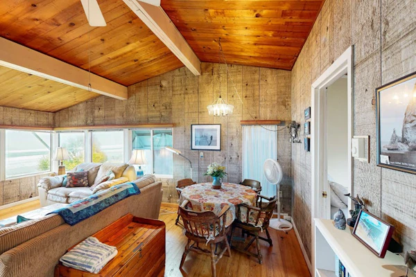 Comfy oceanfront home three blocks to the beach with amazing views - dogs OK