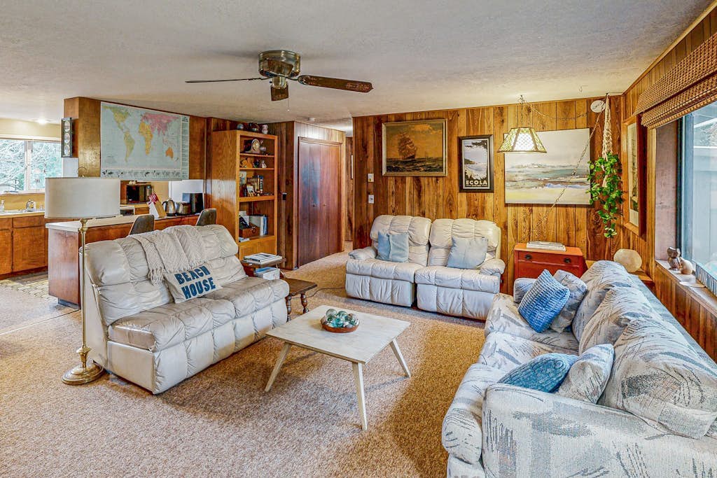 Dog-Friendly Cottage with Private Hot Tub, Deck, Berry Bushes, & Beach Access