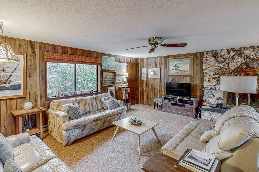 Dog-Friendly Cottage with Private Hot Tub, Deck, Berry Bushes, & Beach Access