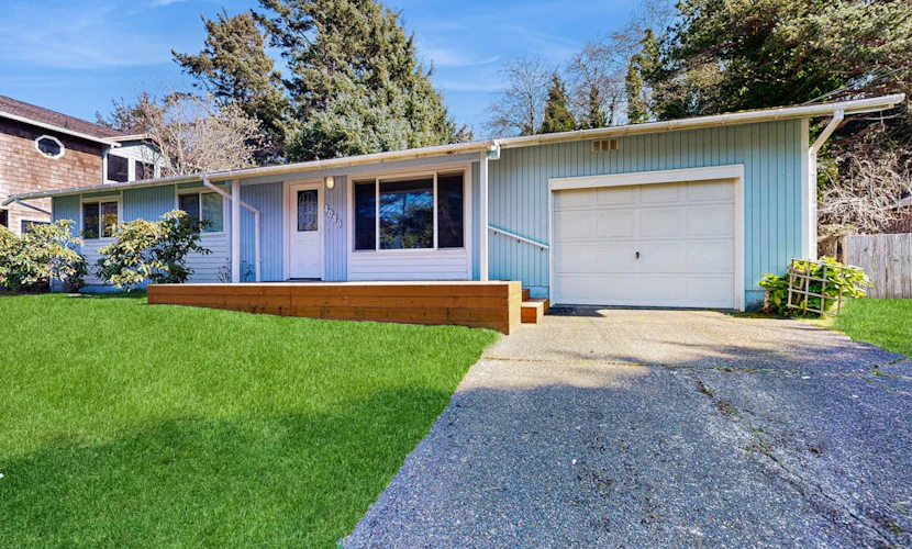 Lovely cottage near the beach with free WiFi, cable, and outdoor deck