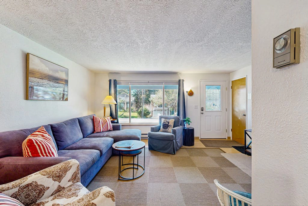 Lovely cottage near the beach with free WiFi, cable, and outdoor deck