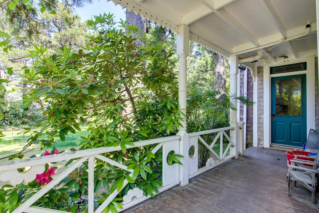 Historic home on one acre meadow, near beach & golf - dog-friendly