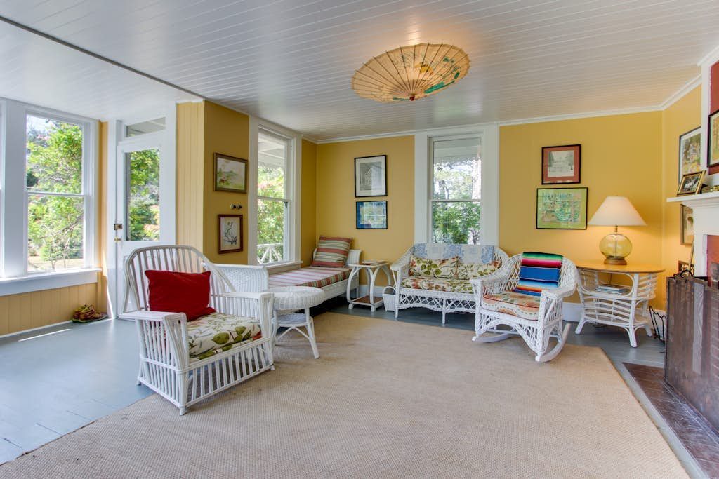 Historic home on one acre meadow, near beach & golf - dog-friendly