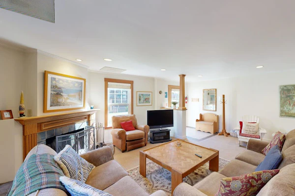 Beautiful, dog-friendly cottage with large yard - just a few blocks to the beach