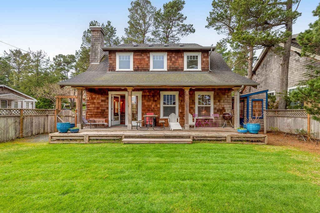 Spacious Cottage with Enclosed Yard - Walk to the Beach, Weddings Welcome