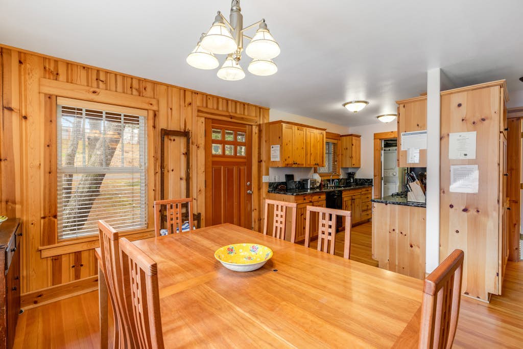 Spacious Cottage with Enclosed Yard - Walk to the Beach, Weddings Welcome