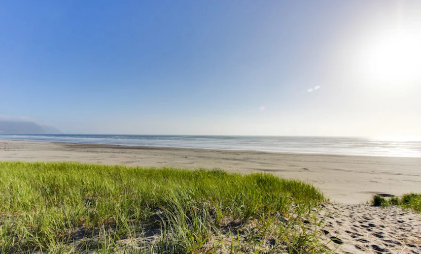 Oceanfront getaway close to Gearhart Golf Links , no pets