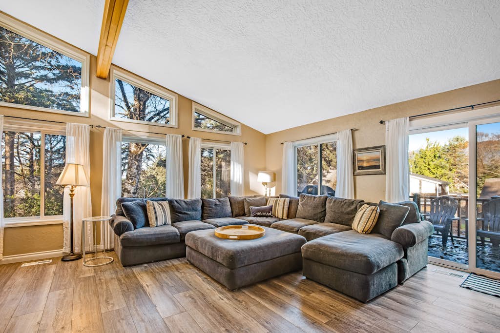 Luxe Home with Private Hot Tub, washer&dryer & Free WiFi - Short Walk to Beach