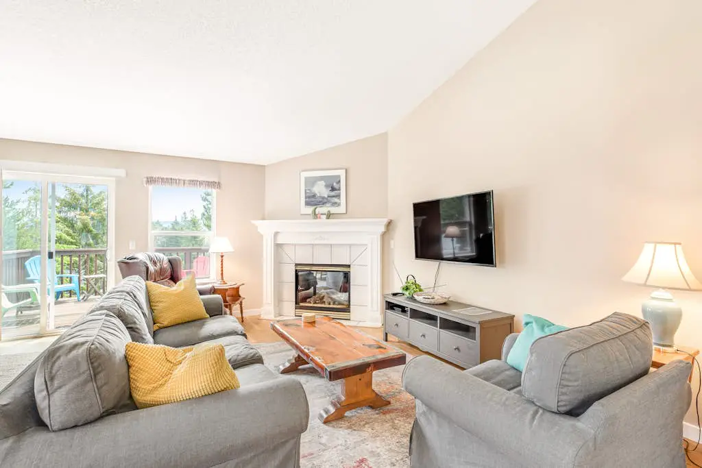 Dog friendly house withspacious deck, gas grill, near Manzanita and the ocean