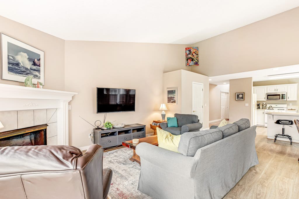 Dog friendly house withspacious deck, gas grill, near Manzanita and the ocean