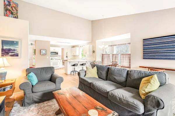 Dog friendly house withspacious deck, gas grill, near Manzanita and the ocean