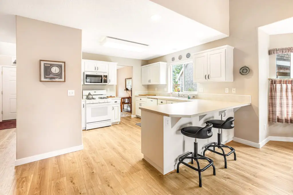 Dog friendly house withspacious deck, gas grill, near Manzanita and the ocean