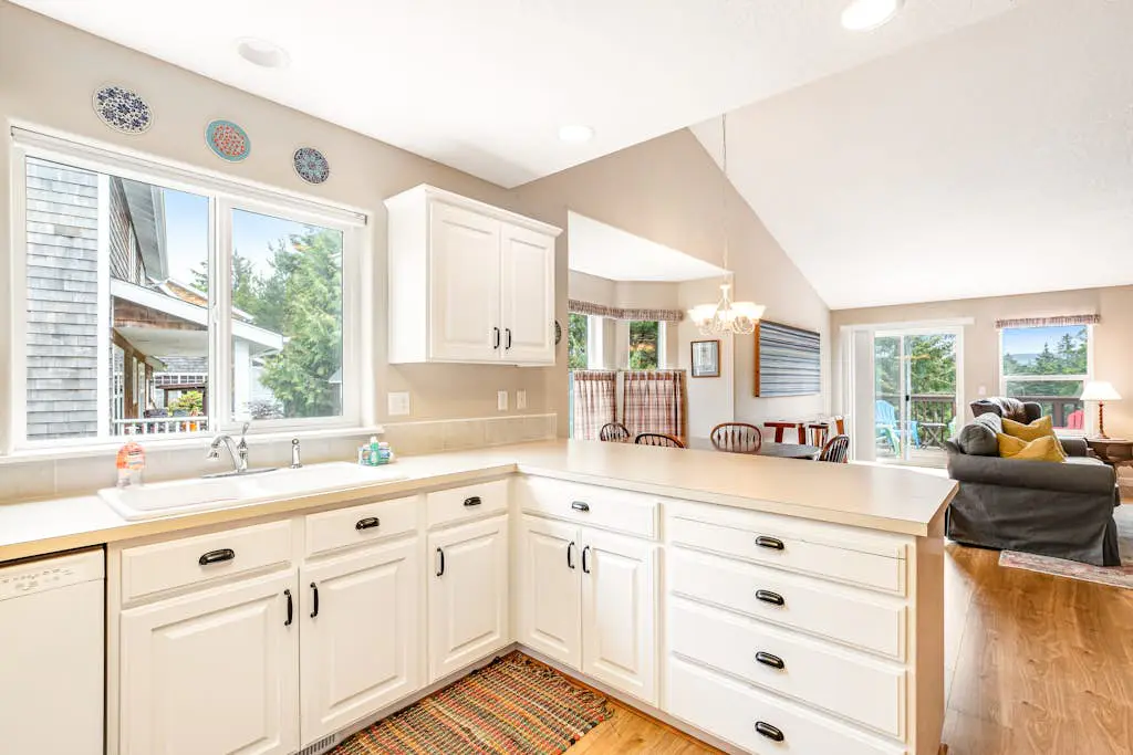 Dog friendly house withspacious deck, gas grill, near Manzanita and the ocean